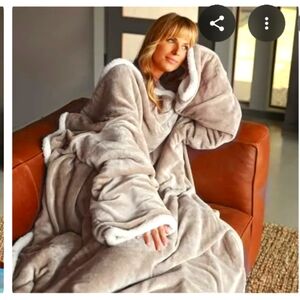 Tirrinia Premium Velveeta/Sherpa Wearable Blanket